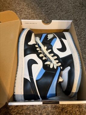 Jordan 1 Mid “University Blue”